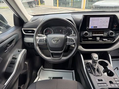 Used 2024 Toyota Highlander LE AWD/4WD image 25