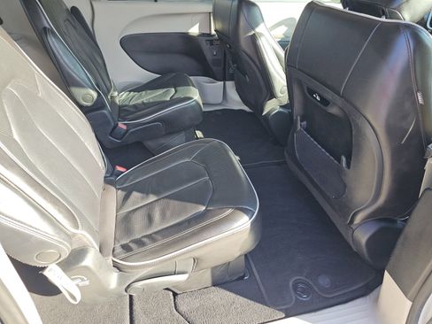 Used 2023 Chrysler Pacifica Limited image 5