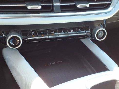 Used 2025 Chevrolet Equinox EV LT FWD image 20