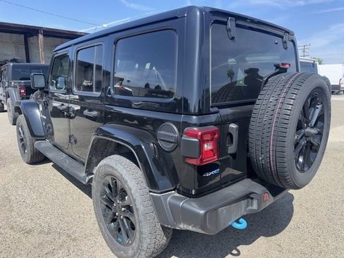 Used 2022 Jeep Wrangler Unlimited Sahara w/ Cold Weather Group AWD/4WD image 8