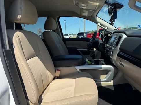 Used 2018 Nissan Titan SV w/ SV Convenience Package RWD image 29