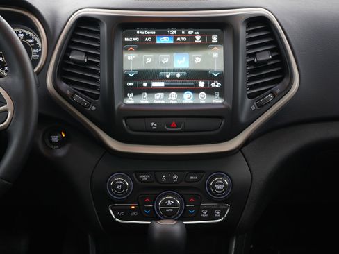 Used 2018 Jeep Cherokee Limited w/ High Altitude Package AWD/4WD image 15