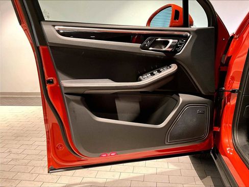 Used 2025 Porsche Macan image 26