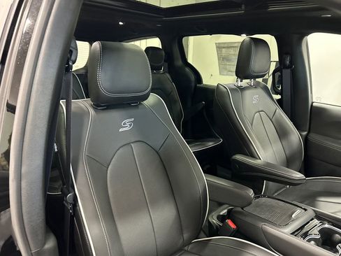 New 2026 Chrysler Pacifica Limited w/ S Appearance Package image 36