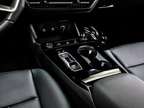 New 2025 Audi Q6 e-tron Premium image 6