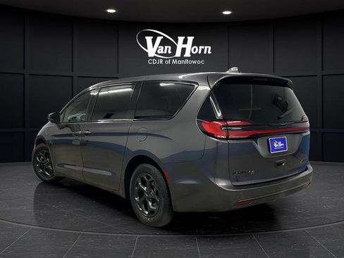Used 2022 Chrysler Pacifica Touring-L w/ S Appearance Package image 3