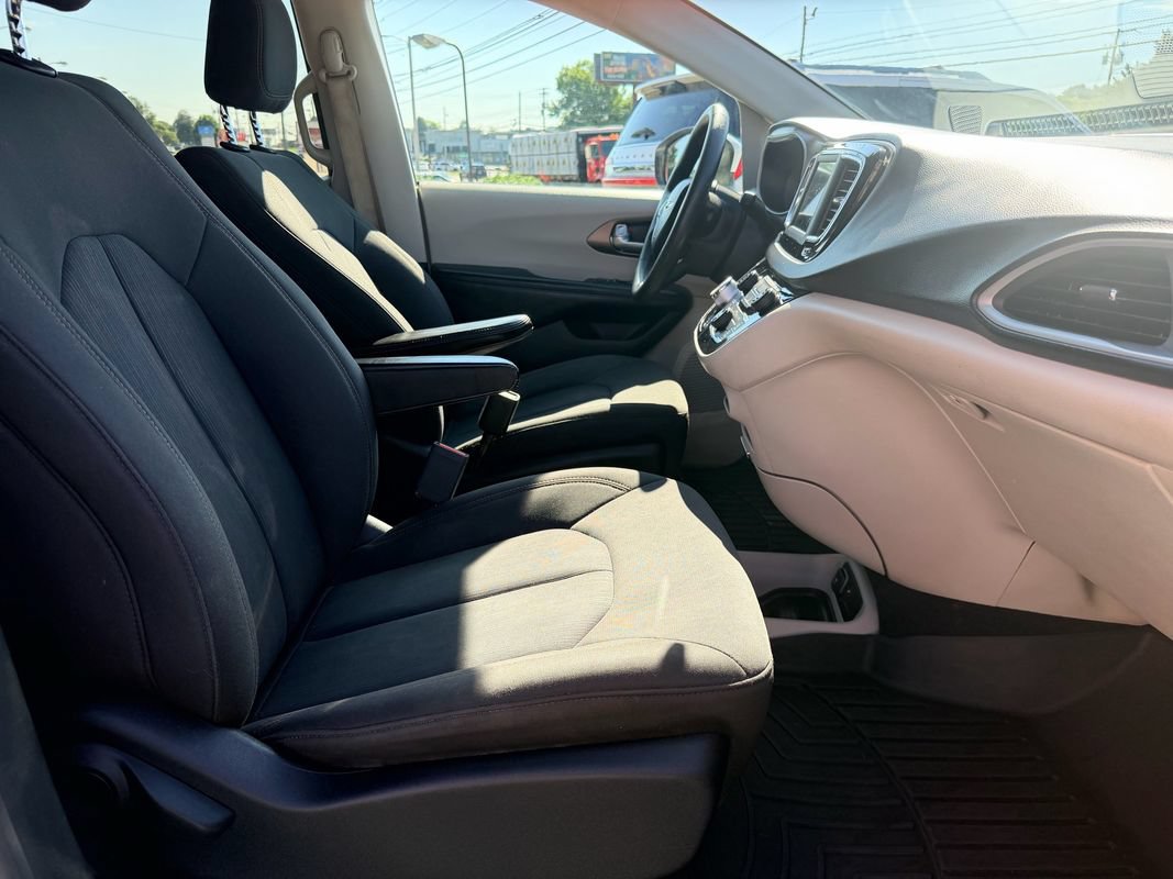 Used 2018 Chrysler Pacifica L FWD image 16