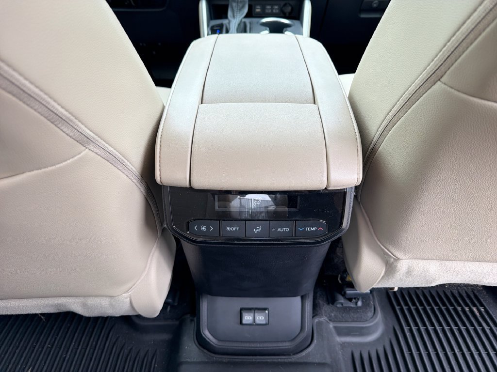 Used 2023 Toyota Highlander XLE FWD image 18