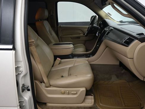 Used 2013 Cadillac Escalade Luxury image 13