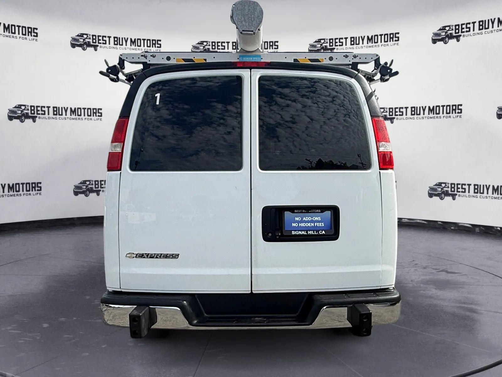 Used 2018 Chevrolet Express 2500 w/ Driver Convenience Package RWD image 7