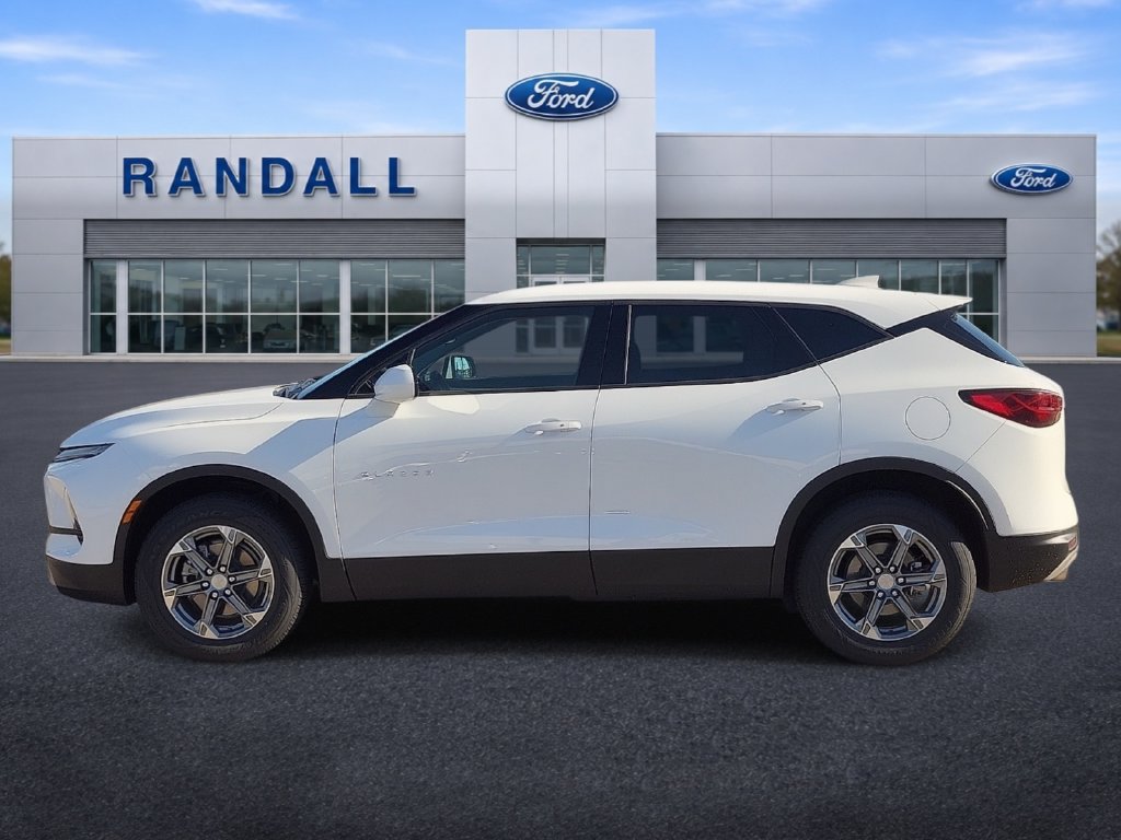 Used 2025 Chevrolet Blazer LT FWD image 3