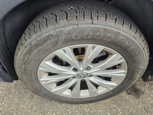 Used 2018 Volkswagen Tiguan SE AWD/4WD image 16