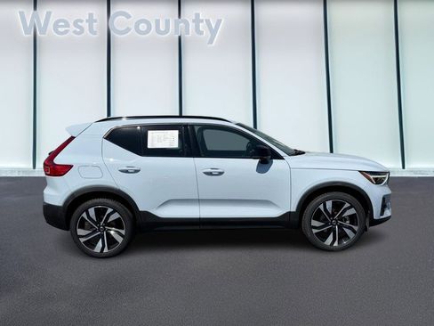 Certified 2025 Volvo XC40 B5 Ultra AWD/4WD image 2