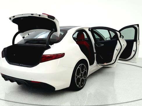Used 2023 Alfa Romeo Giulia Veloce RWD image 14