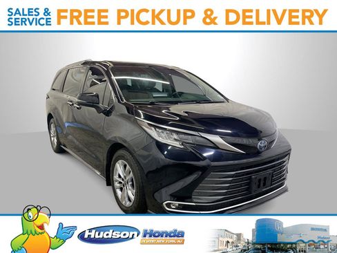 Used 2022 Toyota Sienna Limited image 1