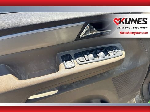 Used 2011 Volkswagen Routan SE FWD image 15