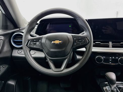 Used 2025 Chevrolet Trax LT FWD image 17