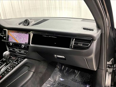 Used 2025 Porsche Macan image 28