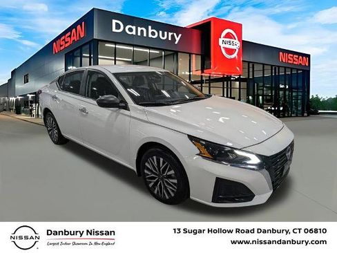 Certified 2024 Nissan Altima 2.5 SV image 1