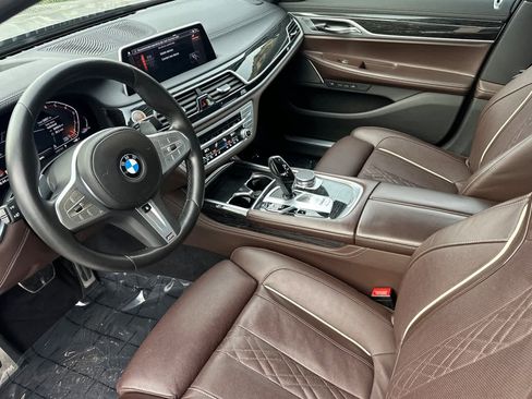 Used 2022 BMW 740i w/ M Sport Package image 11