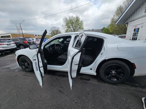 Used 2018 Dodge Charger SXT image 23