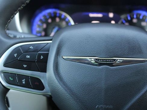 Used 2024 Chrysler Pacifica Touring-L FWD image 34