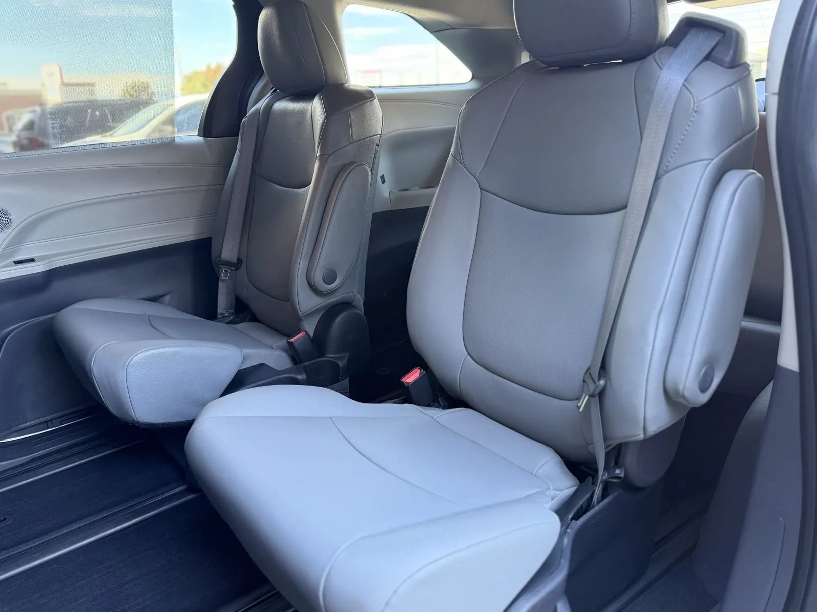 Used 2022 Toyota Sienna XLE FWD image 16