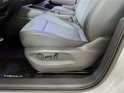 New 2025 Volkswagen Tiguan SE R-Line image 9