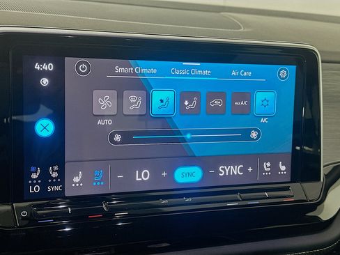 Used 2025 Volkswagen Atlas Cross Sport SE FWD image 23