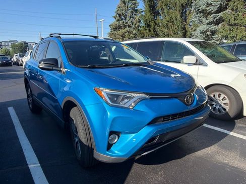 Used 2017 Toyota RAV4 XLE AWD/4WD image 4