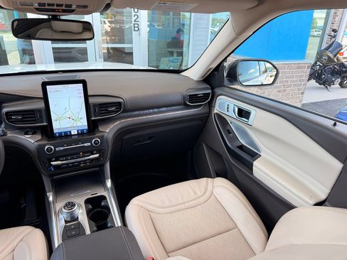 Used 2020 Ford Explorer Platinum w/ Premium Technology Package AWD/4WD image 32
