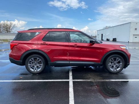 Used 2022 Ford Explorer XLT w/ Equipment Group 202A RWD image 8