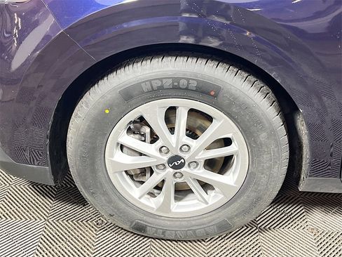 Used 2022 Kia Carnival LX image 29