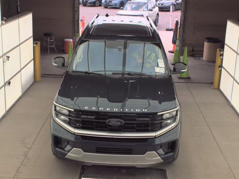 Used 2025 Ford Expedition Max Platinum w/ Driver's Package AWD/4WD image 2