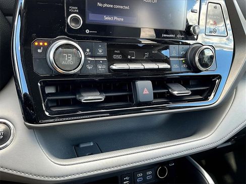 Used 2022 Toyota Highlander XLE image 24