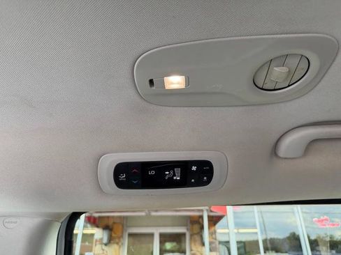 Used 2018 Chrysler Pacifica Touring-L w/ Tire & Wheel Group image 19