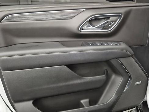 Used 2024 GMC Yukon SLT w/ SLT Luxury Package image 19