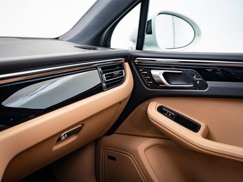 Certified 2024 Porsche Macan image 33