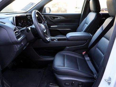 Used 2025 Chevrolet Traverse LT image 31