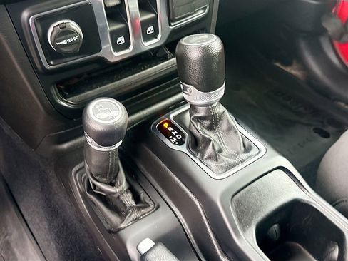 Used 2022 Jeep Wrangler Sport AWD/4WD image 17