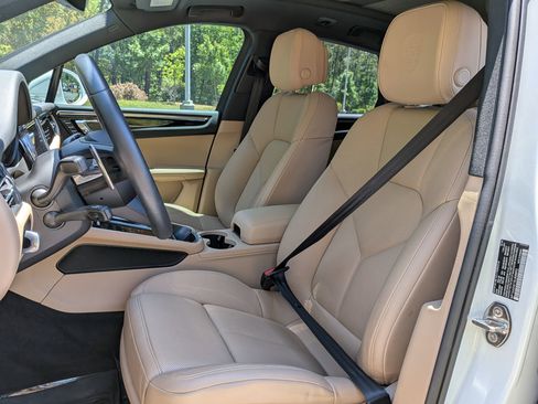 Certified 2025 Porsche Macan AWD/4WD image 5