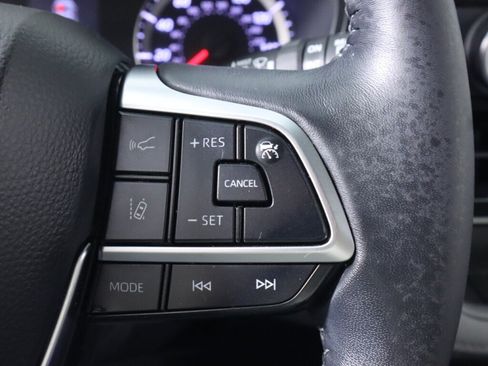 Used 2020 Toyota Highlander LE AWD/4WD image 13