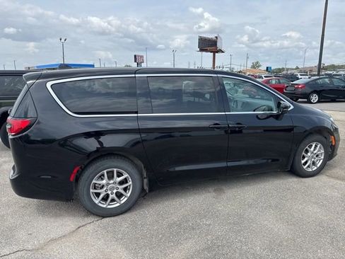 Used 2024 Chrysler Pacifica Touring-L FWD image 8