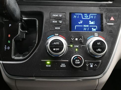 Used 2016 Toyota Sienna XLE image 21