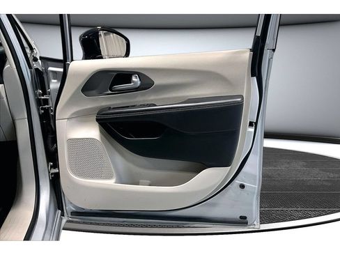 Used 2024 Chrysler Pacifica Touring-L FWD image 47