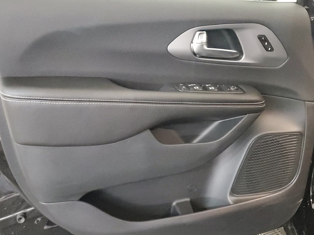 New 2027 Chrysler Pacifica Select FWD image 5