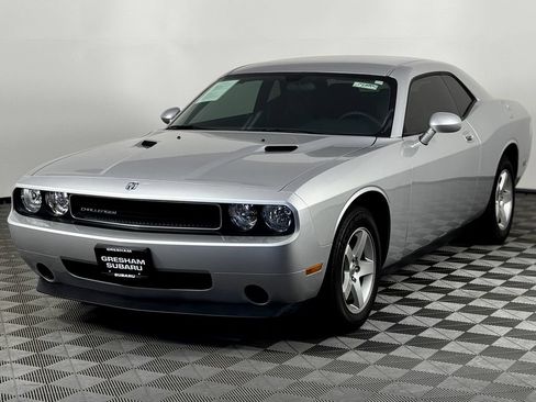 Used 2010 Dodge Challenger SE RWD image 3