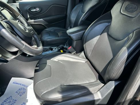 Used 2019 Jeep Cherokee Overland w/ Technology Group AWD/4WD image 13