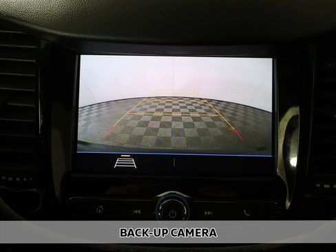 Used 2020 Chevrolet Trax LT w/ LT Convenience Package image 3