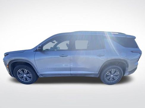 Used 2025 Chevrolet Traverse LT image 5